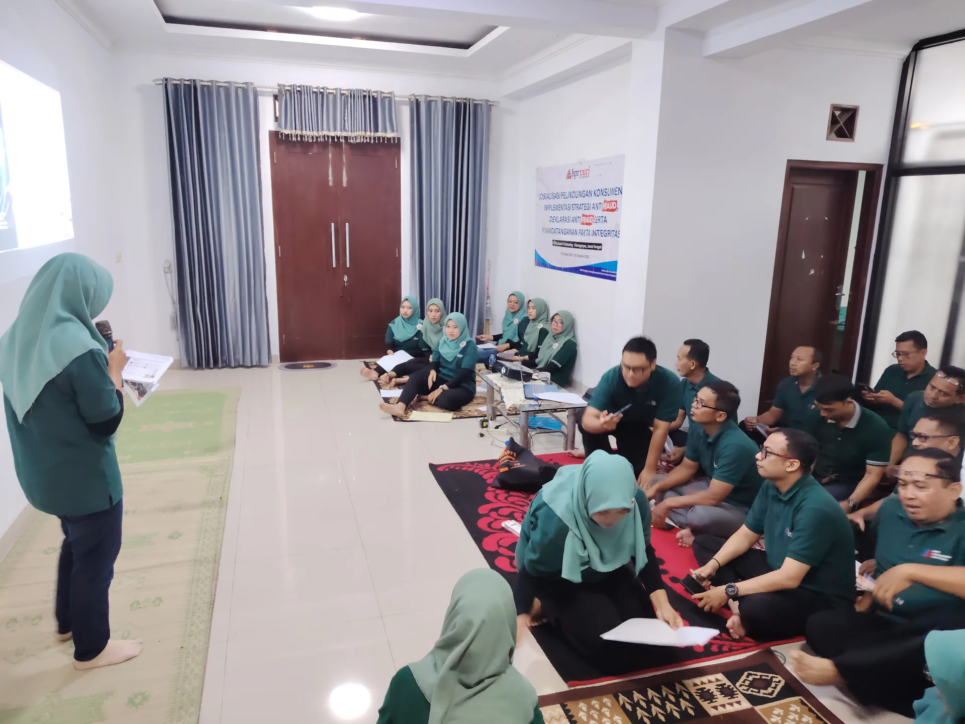 Proses Pemberian Materi Pelindungan Konsumen